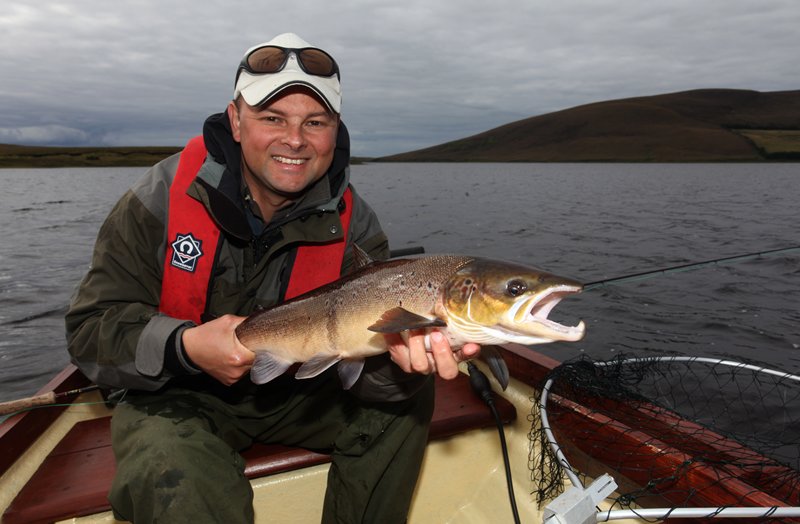 Markus Müller mit seinem 7-Pfunder aus dem Carrowmore Lake.