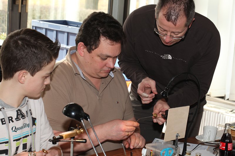 Unter Anleitung des "Meisters" selber binden.