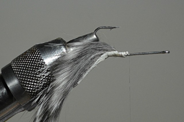 Den Haken umdrehen und erneut in den Bindestock platzieren.