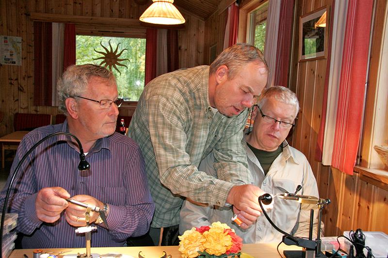 Fliegenbinden unter professioneller Anleitung.