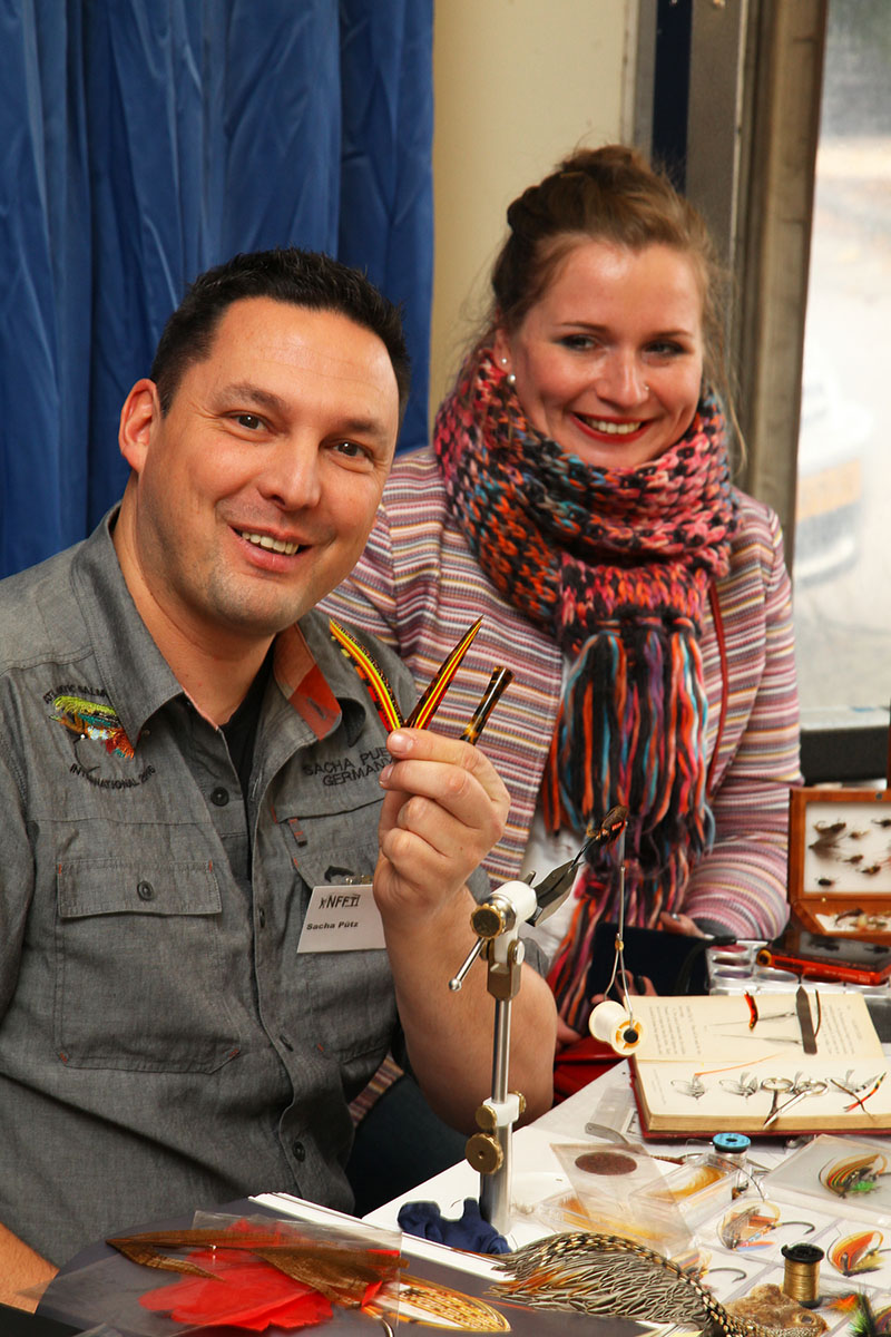 Begeisterte mit seinen Lachsfliegen: Sacha Pütz (in Begleitung von seiner Ehefrau Isabella).