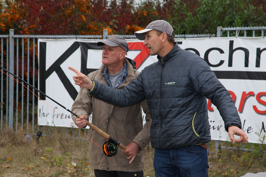 Thorsten Strüben zeigte das Werfen mit 2-Hand und Switchruten.