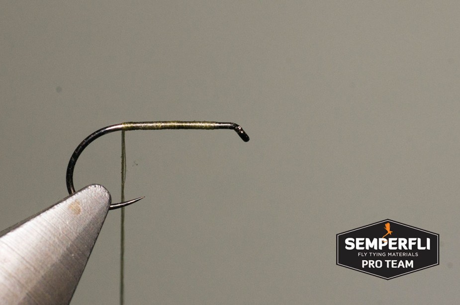 Schritt 1. Bindefaden aufsetzen und einen Körper wickeln.