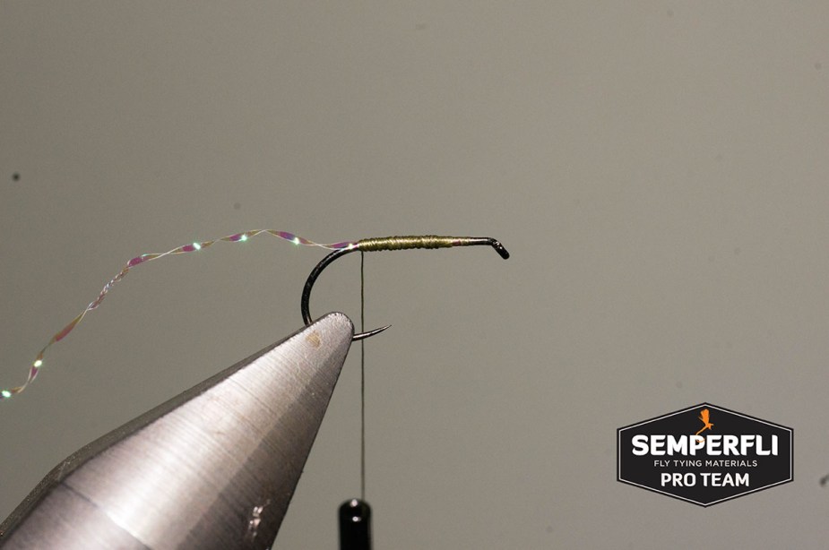 Schritt 2. Einen Faden Krystal Flash einbinden und die Rippung erstellen.