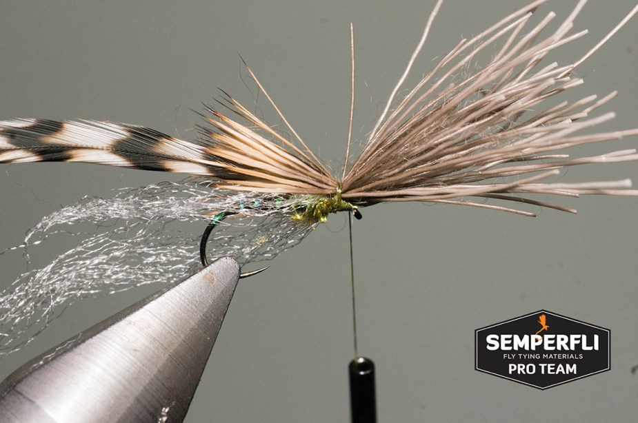 Schritt 6. Ein Büschel Elchhaar einbinden, Länge in etwa bis Anfang des Hakenbogens. Auch hier gilt: nicht abschneiden!