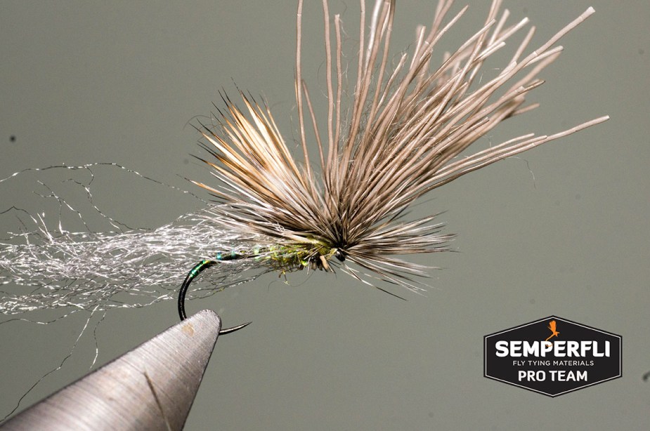 Schritt 7. Nachdem das Elchhaar aufrecht gestellt wurde, die Hechel im Parachutestil um das Elchhaar wickeln und fixieren. Anschließend einen Abschlussknoten machen.