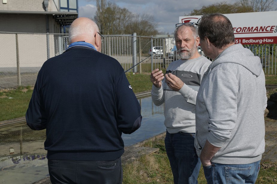 Reger Austausch am Wurfpool.